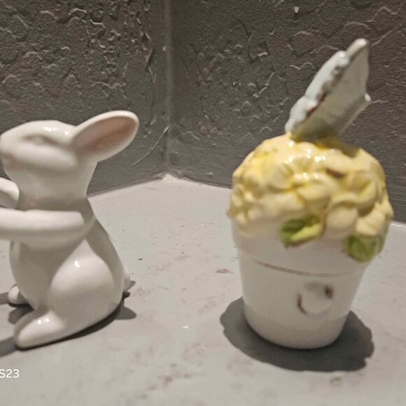 Easter Rabbit Salt and Pepper Shaker in original box bunny and flower pot - Picture 4 of 7